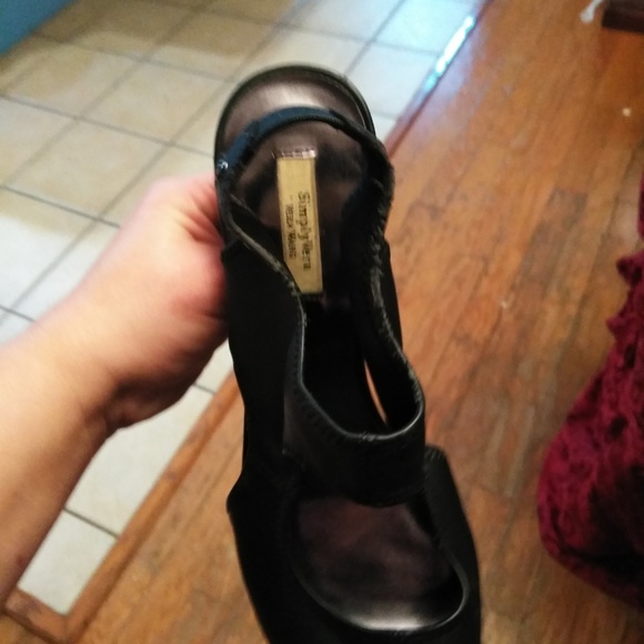 SIMPLY VERA BY VERA WANG ***MUST GO*** - Picture 2 of 4